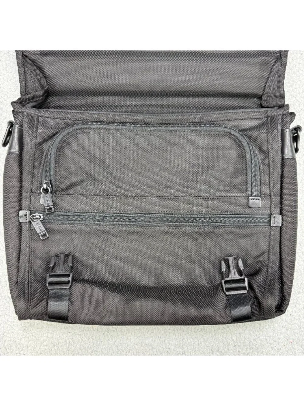 Tumi Bag Medium Black Alpha Laptop Messenger Slim Expandable Briefcase Crossbody